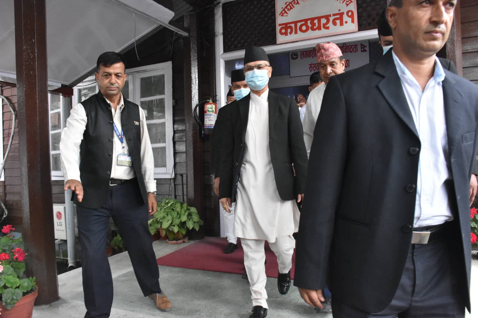 सर्वाेच्च प्रशासनलाई चाेलेन्द्रकाे फाेन- म आउँदैछु...
